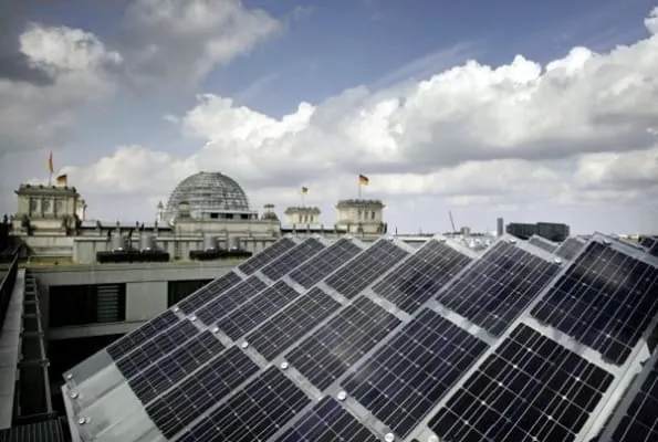 PV-Dach, im Hintergrund Reichstagskuppel in Berlin.