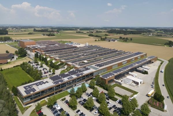 Luftbild der Fronius Produktionshallen für Wechselrichter in Sattledt bei Linz/ Österreich.