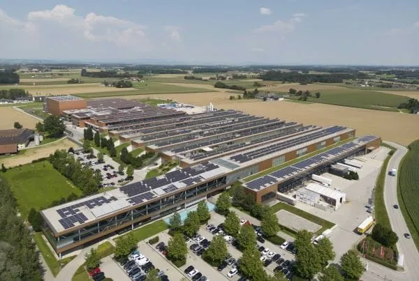 Luftbild der Fronius Produktionshallen f&uuml;r Wechselrichter in Sattledt bei Linz/ &Ouml;sterreich.