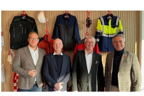 Rainer Monteagudo Santí (Ressortleitung Strategisches Marketing & Produktmanagement bei Mewa), Hubert Romer (Offizieller Delegierter undGeschäftsführer von WorldSkills Germany), Michael Hafner (Vorstandsvorsitzender von WorldSkills Germany) und Michael Kümpfel (Marketing, Sales & Customer (CCO) v. l.)