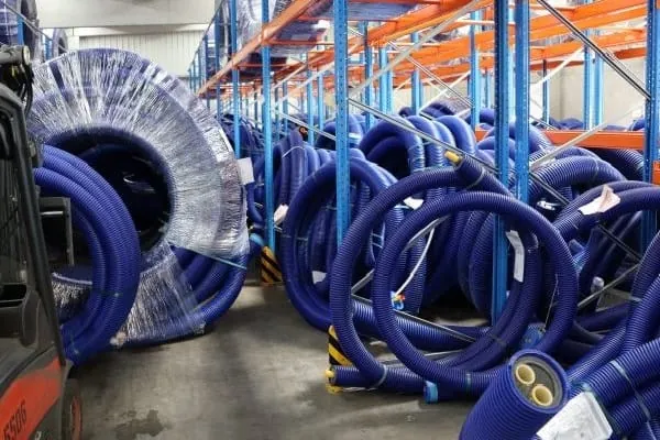 blaue Kunststoffrohre Microflex als Rollen gelagert