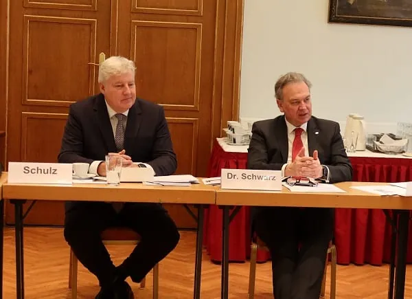 Landesinnungsmeister Erich Schulz (l.) und Leitender Geschäftsführer des Fachverbands SHK Bayern Dr. Wolfgang Schwarz während des Pressegesprächs im Vorfeld zum Nikolausempfang in München.
