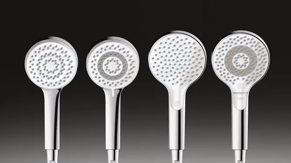 Die Handbrausen Kludi-Dive in Chrom oder Mattschwarz warten mit drei neu entwickelten Strahlarten &bdquo;Body&ldquo;, &bdquo;Hair&ldquo; und &bdquo;Skin&ldquo; auf.