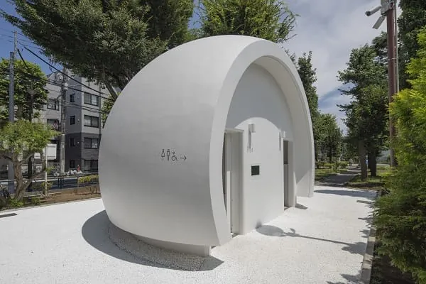 Eine der 17 &ouml;ffentlichen Toiletten des The Tokyo Toilet Projects, die reinwei&szlig;e Halbkugel von Kazoo Sato am Nanago Dori Park, ist bereits ein Wahrzeichen der Gegend. 
