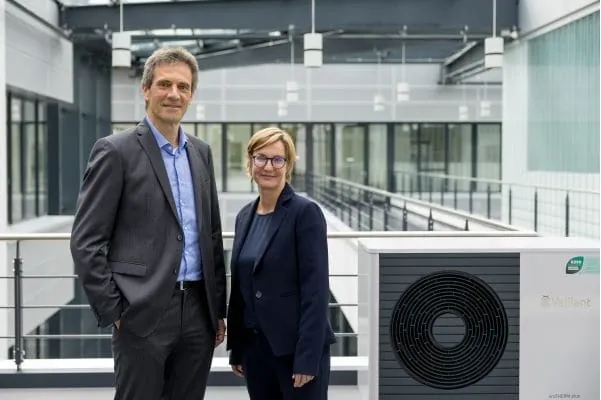 Barbara Gruner, Vorst&auml;ndin SOS-Kinderd&ouml;rfer weltweit (rechts), und Dr.-Ing. Norbert Schiedeck, Vaillant Group CEO (links)
