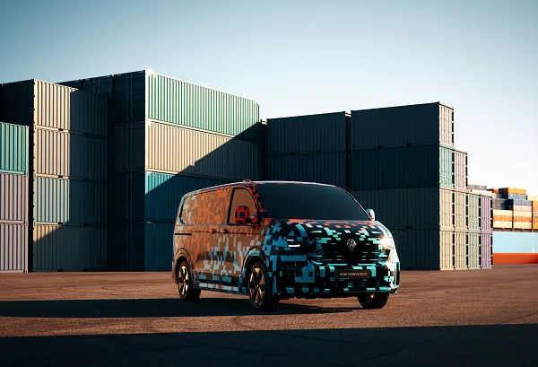 Der neue Transporter reiht sich mit seiner klar designten Front- und Heckpartie visuell eindeutig in das Modellspektrum von Volkswagen Nutzfahrzeuge ein.