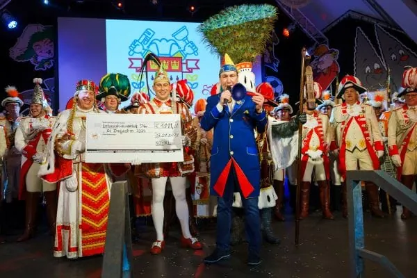 Scheckübergabe für das Projekt des Dreigestirns.