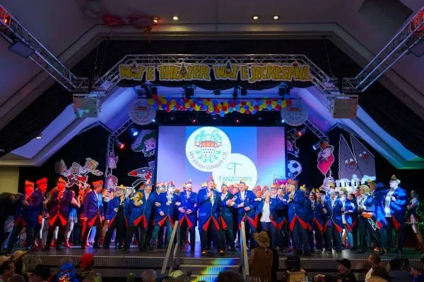 Die Mitglieder der Kölschen Lübüggele e. V. auf der Bühne bei der Gesellschaftshymne.