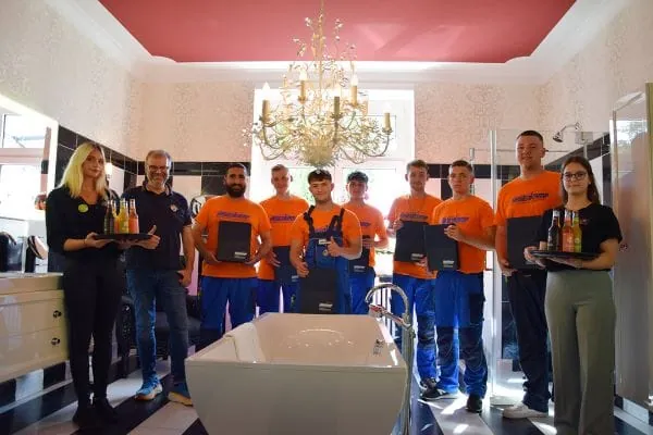 Handwerksmeister Heinz Hasenkamp freut sich auf seine neuen Auszubildenden, die in diesem Jahr Ihre Lehre begonnen haben