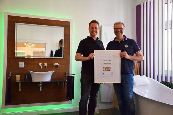 Heinz Hasenkamp (Gesellschafter-Geschäftsführer) und Julian Pallasch (stellv. Geschäftsleitung Bad & Wellness) freuen sich über die Auszeichnung „Nachhaltigkeit im Handwerk“