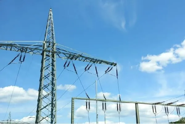 Strommaste vor blauen Himmel