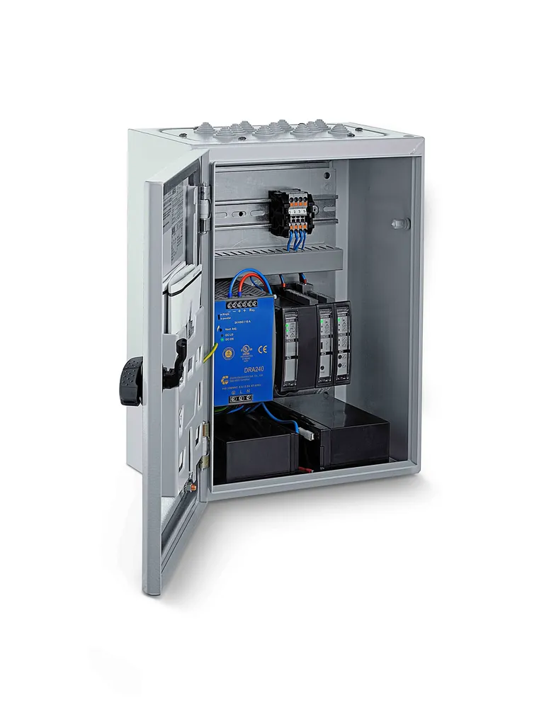 Auf der Light + Building zeigt Geze, wie die RWA-Zentrale MBZ 300 N8 eine flexible Steuerung von kleinen Rauch- und Wärmeabzugsanlagen im Brandfall ermöglicht.