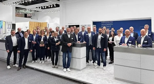 Das HSK-Messeteam freut sich, den Besuchern in Essen und N&uuml;rnberg das Programm aus den Bereichen Duschkabinen, Duschwannen, Designheizk&ouml;rper, wasserf&uuml;hrende Armaturen und Alu-Spiegelschr&auml;nken vorzustellen.