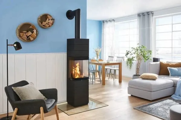 Holzkaminofen im gem&uuml;tlichen Wohnraum