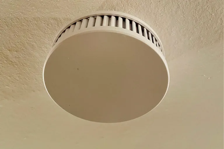 Schriller Lebensretter: Monatlich checken, nach fünf bis zehn Jahren tauschen.