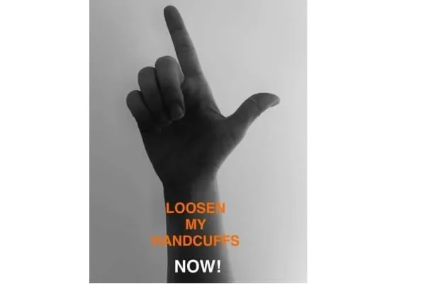 Schwarz-Wei&szlig;-Foto Daumen und Zeigefinger bilden ein L. Schrifftzug