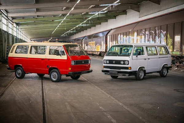 Auf dem Messestand von VWNO in Bremen stehen sowohl der 1979er Bus L (l.) als auch der 1994er Microbus.