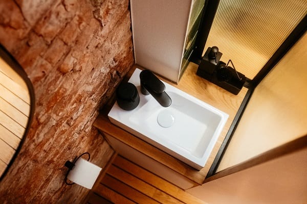 Auch im Badbereich wurde mit kleinstmöglichen Maßen gearbeitet, um alle notwendigen Bestandteile platzsparend zu integrieren.