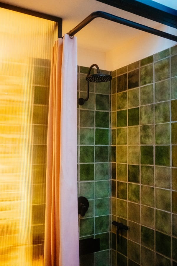 Die Fliesen der Dusche sind recycelt und aus Bauschutt gebrannt.