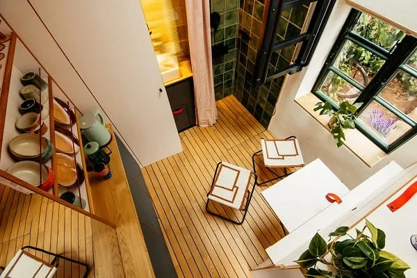 Die Heizung des Tiny House ist in den Wänden hinter Lehmputz versteckt.