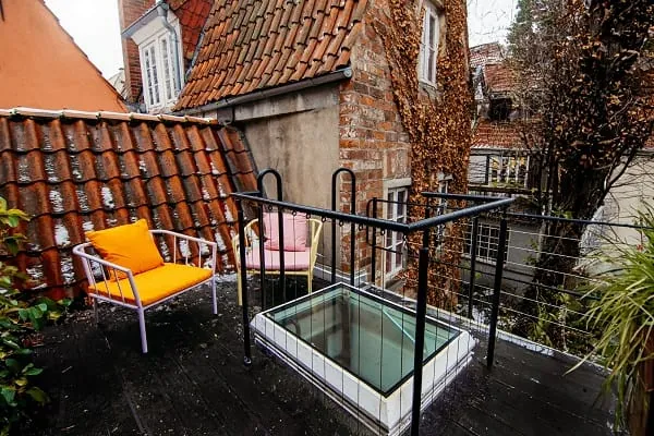 Auf der Dachterasse findet man sich Mitten im Herzen des Viertels Schnoor wieder. Durch die Dachluke schaut man auch von innen in die Sterne.