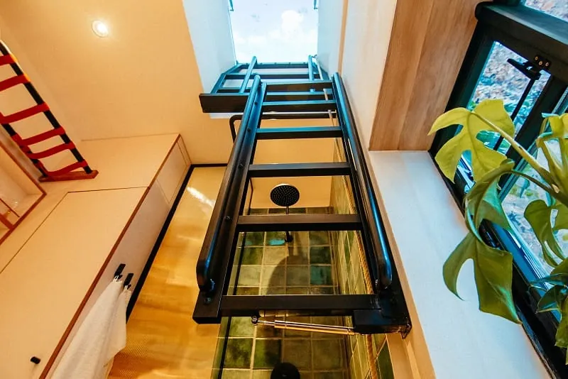 Eine von der Feuerwehr inspirierte Edelstahltreppe führt auf die Mini-Dachterasse.