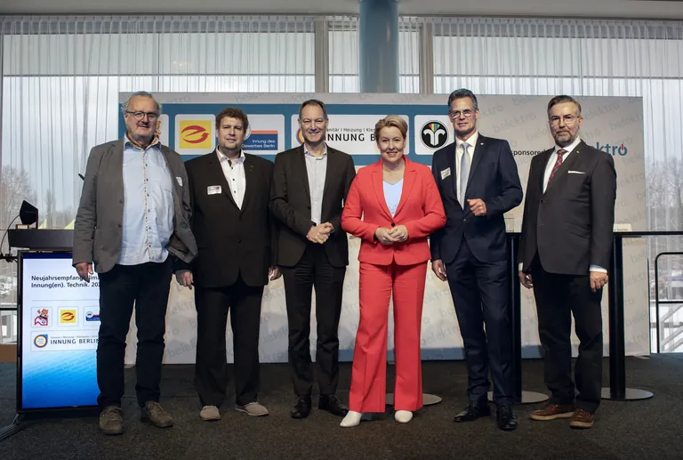 Thomas Lundt, Obermeister KFZ-Innung Berlin, Stephan Ziemann, Landesinnungsmeister Dachdecker-Innung Berlin, Dr. Mario Tobias, Messe Berlin GmbH, Franziska Giffey, Senatorin für Wirtschaft, Energie und Betriebe, Ralf Leuthäuser, stellv. Obermeister SHK-Innung Berlin, Carsten Joschko, Obermeister Elektro-Innung Berlin (v.l.).