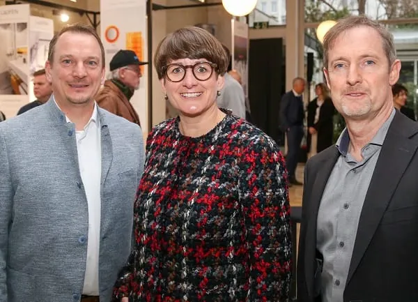 Michael Gatzke, Commercial Director Alape, Yvonne Dallmer, Gesch&auml;ftsf&uuml;hrerin Dallmer, und Oliver Held, Managing Director Laufen Deutschland, (v.l.) freuen sich &uuml;ber den gut besuchten gemeinsamen Auftritt auf den Passagen.