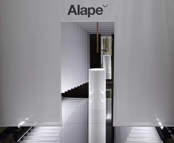 Mit einer textilen Installation stellte Alape das sinnliche Erleben des Waschplatzes in den Kontext der Architektur und bot eine spielerische und ikonische Auseinandersetzung mit Wasser, Raum und Stofflichkeit.