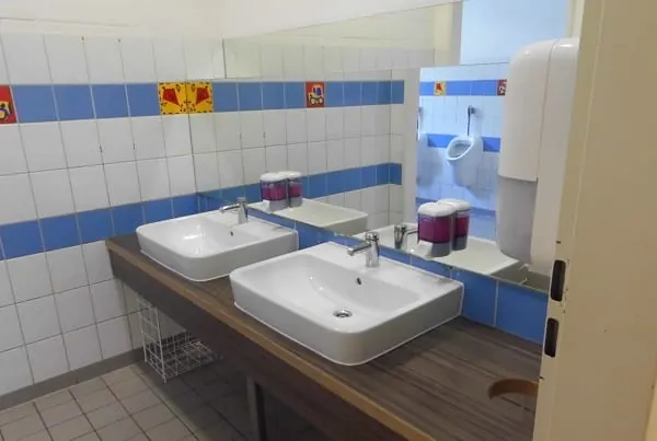 Villeroy & Boch unterst&uuml;tzt den Schulwettbewerb &bdquo;Toiletten machen Schule&ldquo;, bei dem Konzepte f&uuml;r bessere Schultoiletten und Waschr&auml;ume gefunden werden sollen.