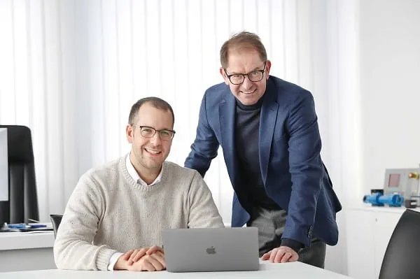 v.l.: Jury-Vorsitzender Johannes Keller (appliedAI) und Vorstandsvorsitzender Dr. Marc Wucherer vom Industrieunternehmen Ziehl-Abegg freuen sich auf zahlreiche Bewerbungen.