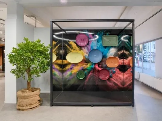 Fachhandwerker und Endverbraucher sollen von den modernen R&auml;umlichkeiten profitieren - und f&uuml;r die Mitarbeiter wurde ein erheblicher Wohlf&uuml;hlfaktor geschaffen. Ansicht Deko