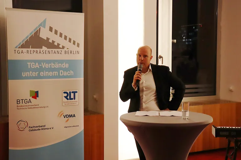 Frank Ernst, aktueller Gesch&auml;ftsf&uuml;hrer von BTGA, FGK und RLT-Herstellerverband, begr&uuml;&szlig;te die G&auml;ste.