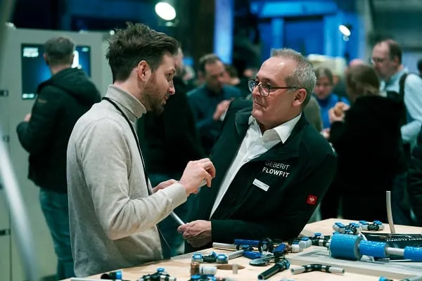 Die Besucher der Geberit Nahdran Tour können sich an den Montagetischen ein eigenes Bild der Produkte machen. Der persönliche Austausch steht dabei im Mittelpunkt.