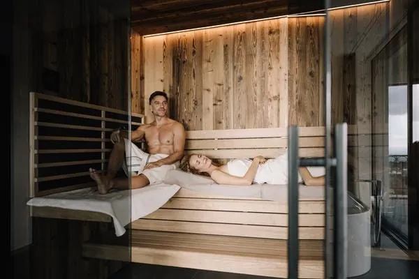 Innenansicht Sauna mit Frau und Mann