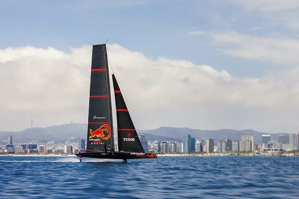 AC75 Training in Barcelona: Die Schweizer Badmarke Laufen unterstützt das Alinghi Red Bull Racing Team beim diesjährigen America’s Cup als offizieller Sponsor.