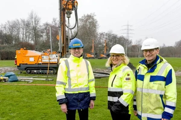 Vertreter der Stadt Bochum und vom Fraunhofer Institut vor Bohrger&auml;t f&uuml;r Tiefenbohrung Erdsonden.