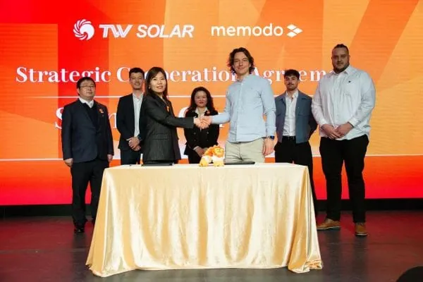 Vertreter des chinesischen PV-Modulherstellers Tongwei Solar Vertreter des Gro&szlig;h&auml;ndlers Memodo auf dem Europa-Launch neues PV-Modul. Zwei Vertreter geben sich die Hand.