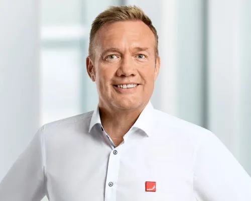 Der Gebietsleiter Mitte/Nord für nachhaltige Klimadecken von Zehnder ist René Ebert.