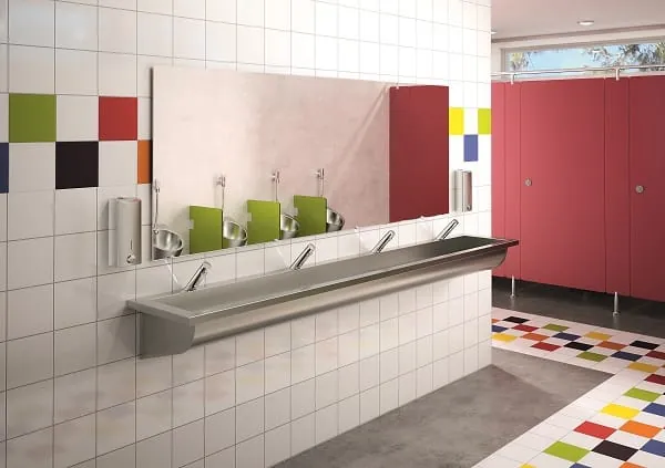 Das Selbstschluss-Ventil Temposoft 2 &ndash; hier in Kombination mit der Waschrinne Canal im Sanit&auml;rbereich einer Schule &ndash; ist eines der Messe-Highlights im Delabie-Sortiment.