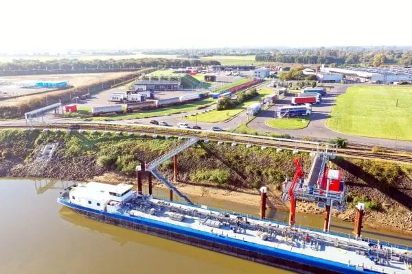 Luftbild Tankerschiff auf dem Rhein am Hafen Caratgas Krefeld