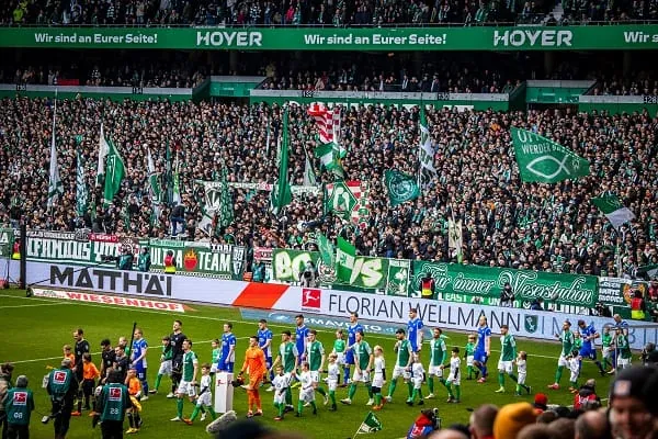Die Kinder der elf Gewinner der Elements-Gewinnaktion als Einlaufkinder beim Heimspiel des SV Werder Bremen gegen den SV Darmstadt 98.