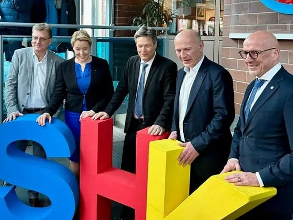 Bundesminister Robert Habeck (Mitte) beim Besuch des Kompetenzzentrums der Innung SHK Berlin.