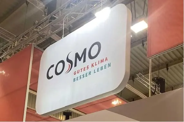 Messestand mit Schild "Cosmo".