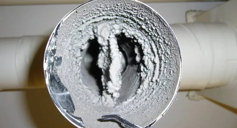 Regelmäßige Inspektionen und die Reinigung von RLT-Anlagen verhindern das im Bild gezeigte Ausmaß an Verstopfung und Ansammlung von Pollen, Keimen und Bakterien.