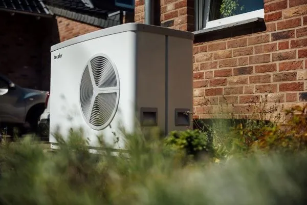 Monobloc-Luft-/Wasser-Wärmepumpe vor Hauswand
