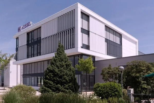 Neue Rechtsform: Kessel-Firmengebäude Außenansicht