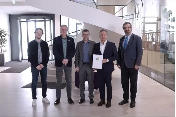  Michael Sauter (Umwelt u. Energiemanagement Kessel), Edgar Thiemt (Vorstand Technik Kessel), Alexander Anetsberger (Landrat Eichst&auml;tt), Stefan Grenzebach (Vorstandsvorsitzender Kessel) und Lentings B&uuml;rgermeister Christian Tauer (v.l.) 