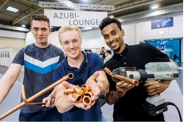 Die Azubi-Lounge des Fachverbands SHK NRW in Halle 2, Stand B02 bieten jungen Besucherinnen und Besuchern die M&ouml;glichkeit, sich umfassend zu informieren.