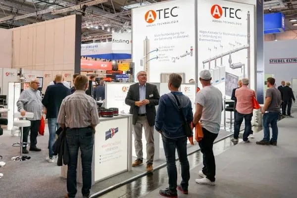 Messestand Atec mit Besuchern